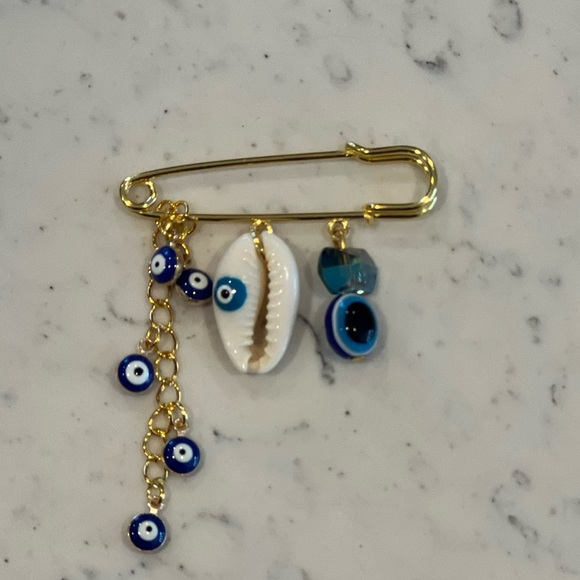 Evil eye seashell Accessory Pin - Picture 1 of 3